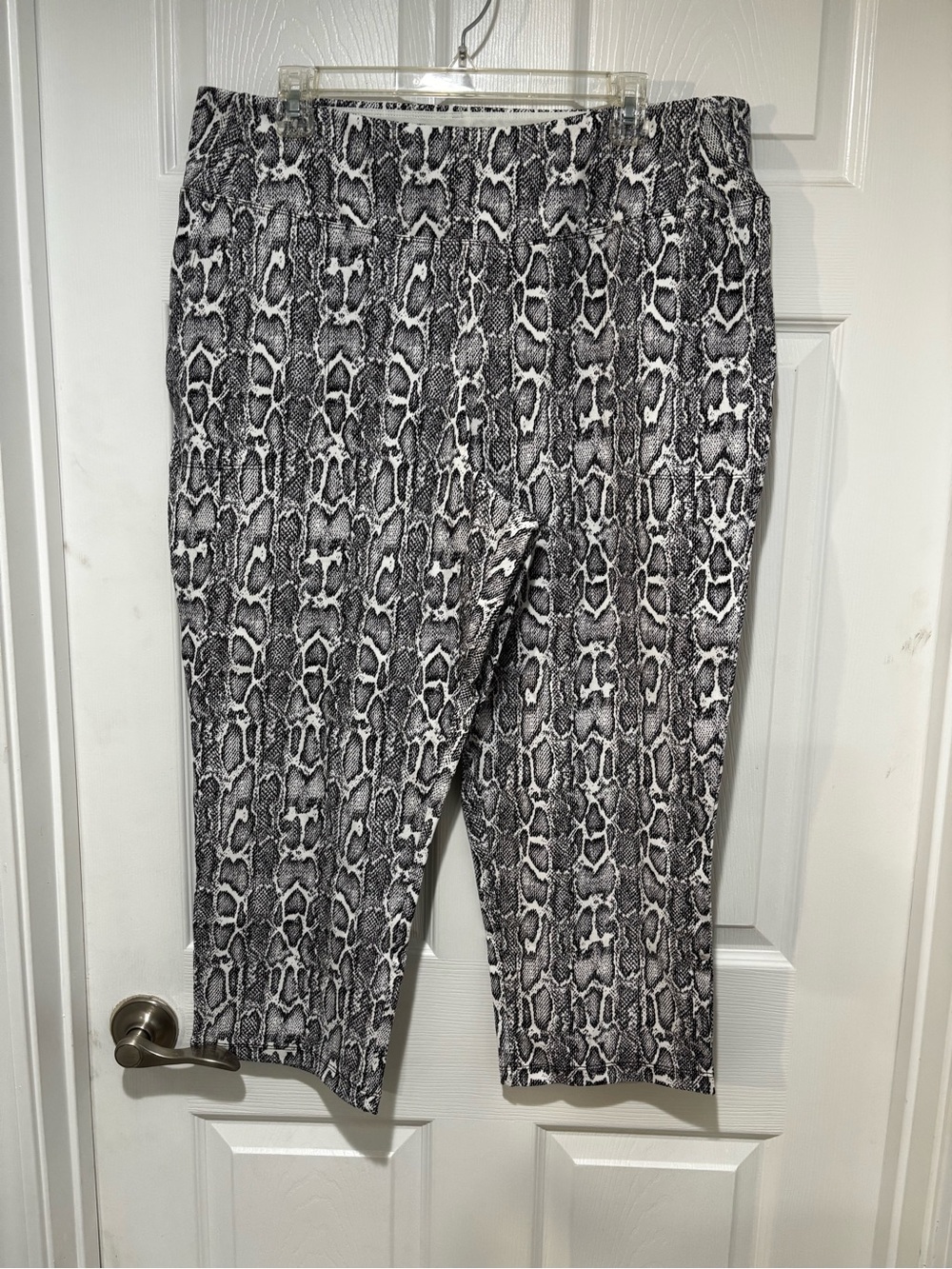 WOMEN WITH CONTROL Snake Print Pull-On Cropped Pants